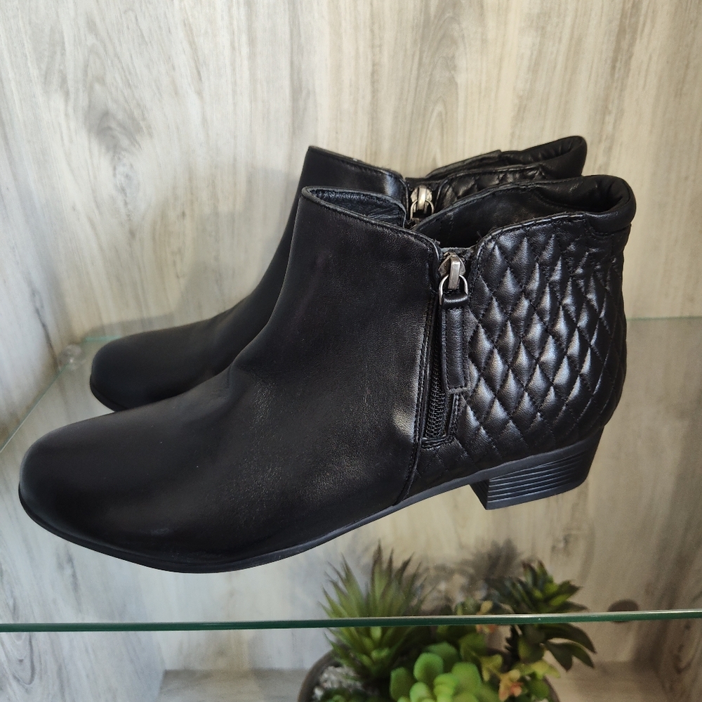 Trotters Black Quilted Ankle Booties Women's SZ 10 New No Box